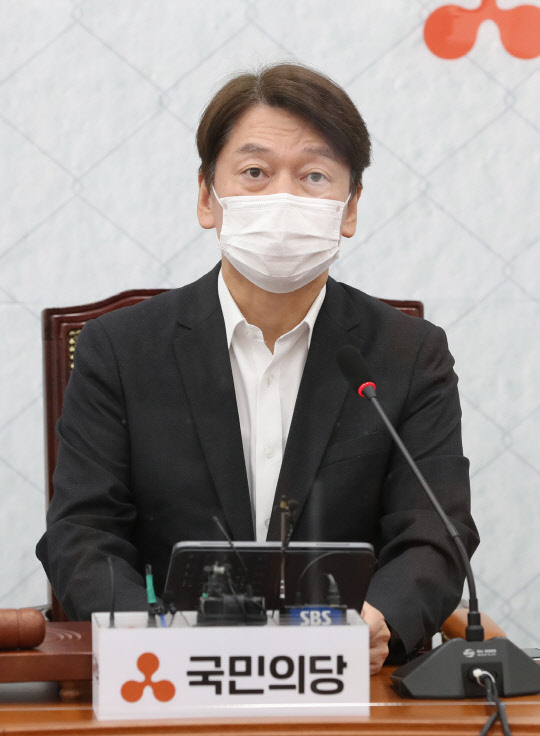 국민의당 안철수 대표가 17일 오전 서울 여의도 국회에서 열린 최고위원회의에서 발언하고 있다. 국민의당은 이날 백드롭(뒷배경)을 '현병장(당직사병)은 우리의 아들'이라는 문구로 교체했다.   연합뉴스